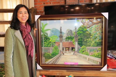 Người phụ nữ đưa sản phẩm thêu ren cố đô Hoa Lư đi… trời Tây