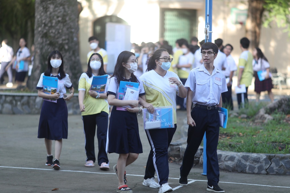 Sĩ tử bước vào bài thi kép dài nhất kỳ tốt nghiệp THPT 2023 - 5 Sĩ tử bước vào bài thi kép dài nhất kỳ tốt nghiệp THPT 2023 - 5