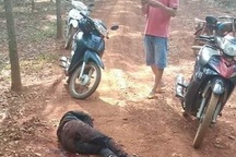 Chồng chặn đường đâm gục vợ cũ giữa rừng cao su