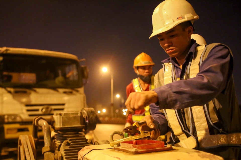 Hà Nội: Công nhân xuyên đêm sửa khe co giãn trên cầu Vĩnh Tuy - 8 Hà Nội: Công nhân xuyên đêm sửa khe co giãn trên cầu Vĩnh Tuy - 8