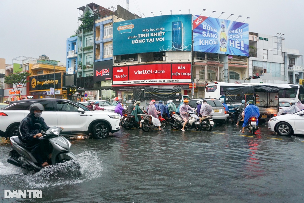 Đà Nẵng mưa ngập sâu từ nhà ra đường phố - 1 Đà Nẵng mưa ngập sâu từ nhà ra đường phố - 1