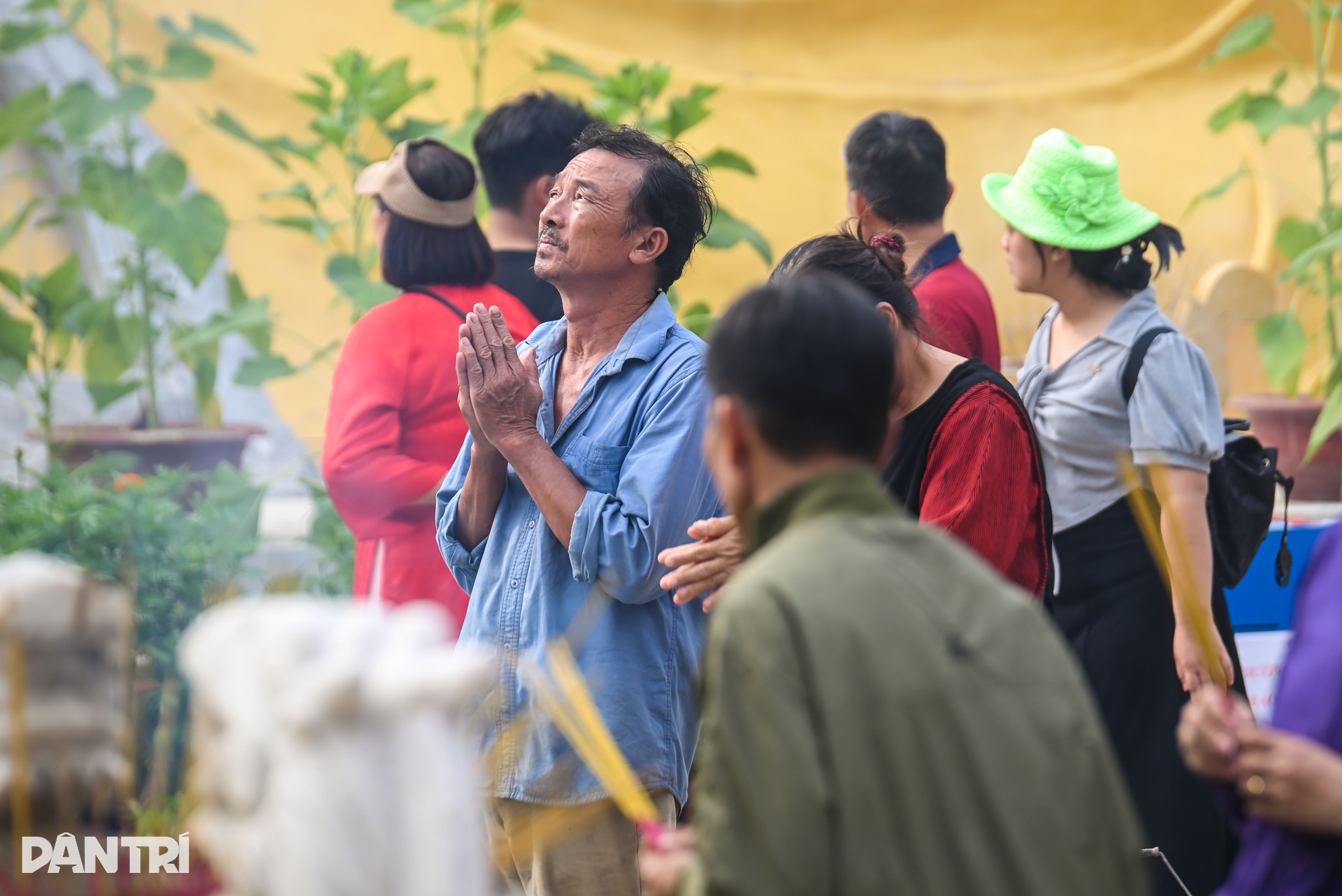 Người dân vượt sông và đi hơn 100km để đến chùa ở TPHCM - 7 Người dân vượt sông và đi hơn 100km để đến chùa ở TPHCM - 7