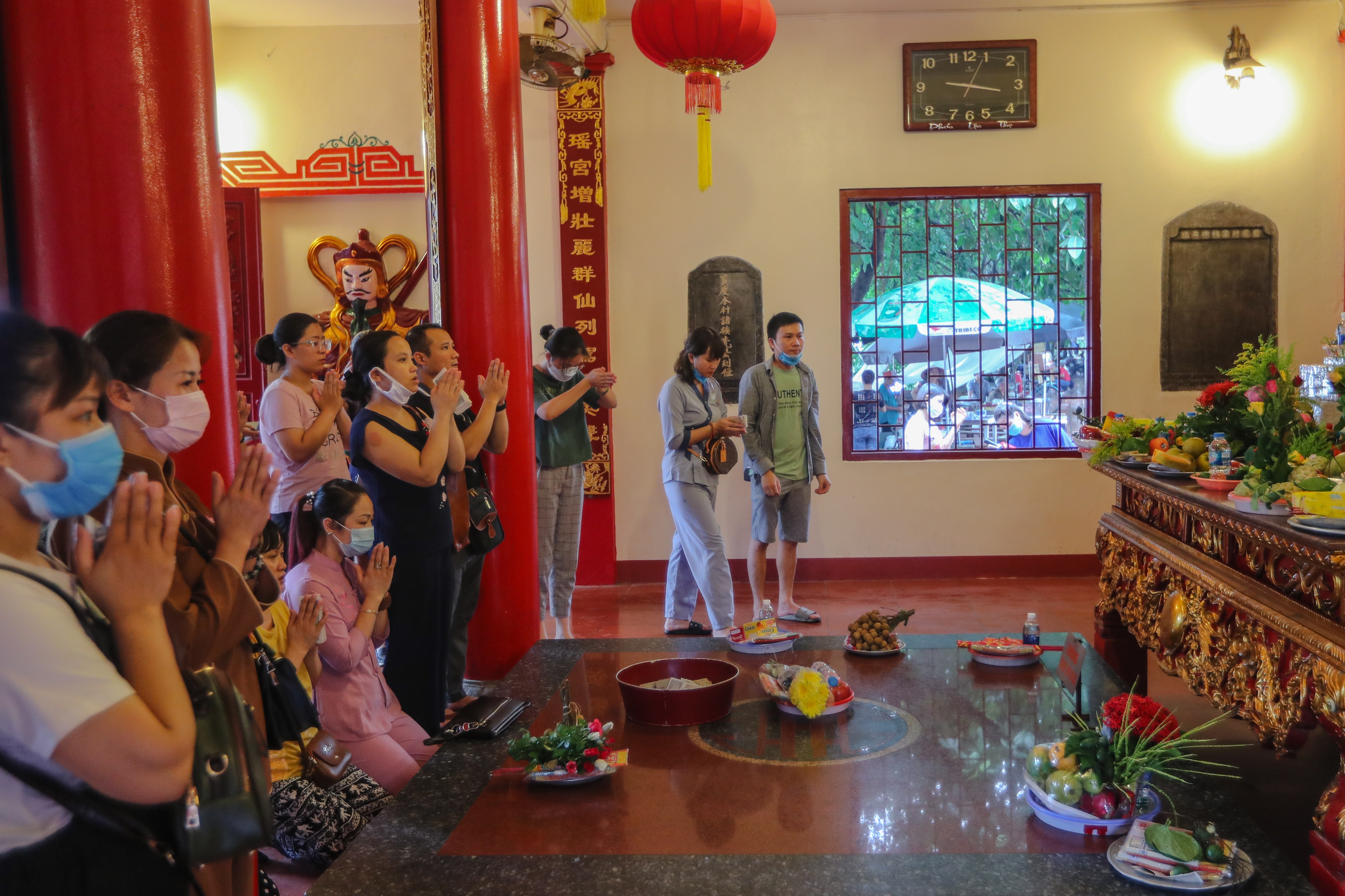 Phủ Tây Hồ lác đác người đến lễ rằm vì Covid-19 - 7 Phủ Tây Hồ lác đác người đến lễ rằm vì Covid-19 - 7