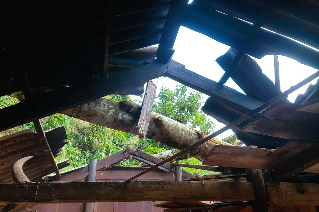 Lốc xoáy quật gãy cột điện, tốc mái nhiều nhà dân và trường học ở Nghệ An - 4 Lốc xoáy quật gãy cột điện, tốc mái nhiều nhà dân và trường học ở Nghệ An - 4