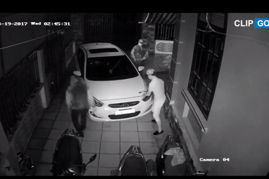 Nhóm trộm bê ô tô để... lấy cắp xe máy khiến người xem không thể nhịn cười