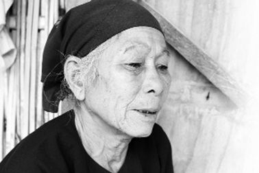 Xót lòng cụ bà 80 tuổi hành nghề bốc mộ kiếm sống