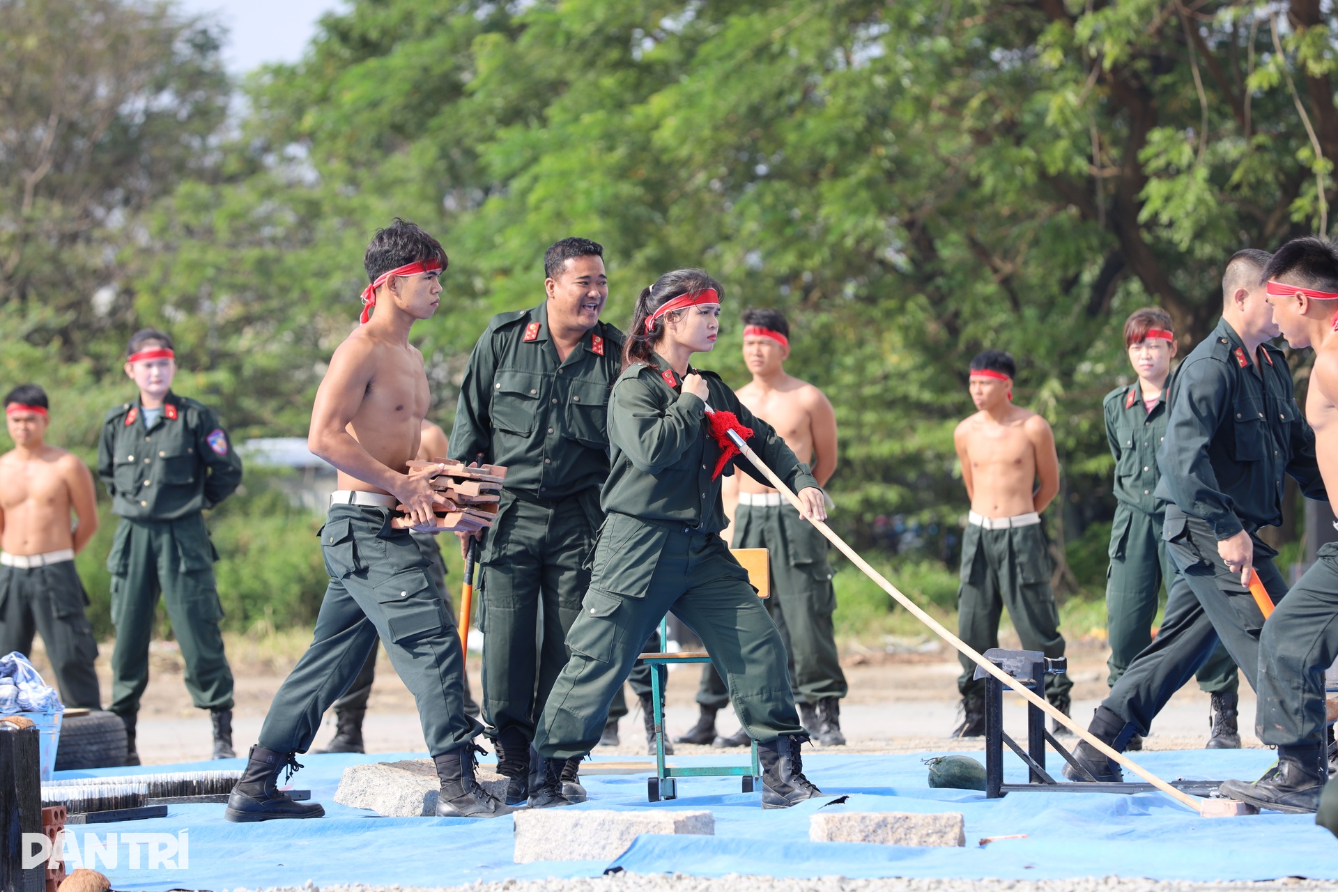 Nữ cảnh sát đặc nhiệm đu dây giữa trời, dùng yết hầu bẻ cong thanh sắt - 11