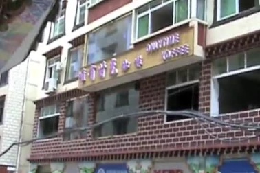 Theo chân du khách nước ngoài khám phá khu chợ truyền thống ở Danba