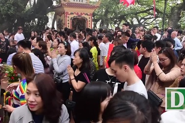 Phủ Tây Hồ đông nghịt người lễ Rằm tháng Giêng