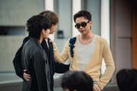 Tân binh ngã quỵ trên sân khấu, 2 người dừng chân khiến SOOBIN bất lực