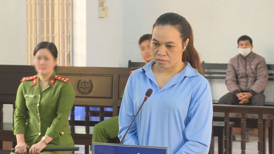 Nữ nhân viên hợp đồng lừa “chạy việc” chiếm đoạt hơn nửa tỷ đồng lĩnh án - 1 Nữ nhân viên hợp đồng lừa “chạy việc” chiếm đoạt hơn nửa tỷ đồng lĩnh án - 1