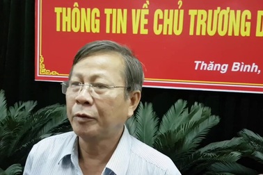 Ông Hồng Quốc Cường trao đổi với PV