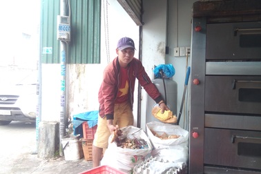 Cán bộ bảo hiểm xã hội tỉnh đập phá xưởng bánh vì... bị trượt ngã