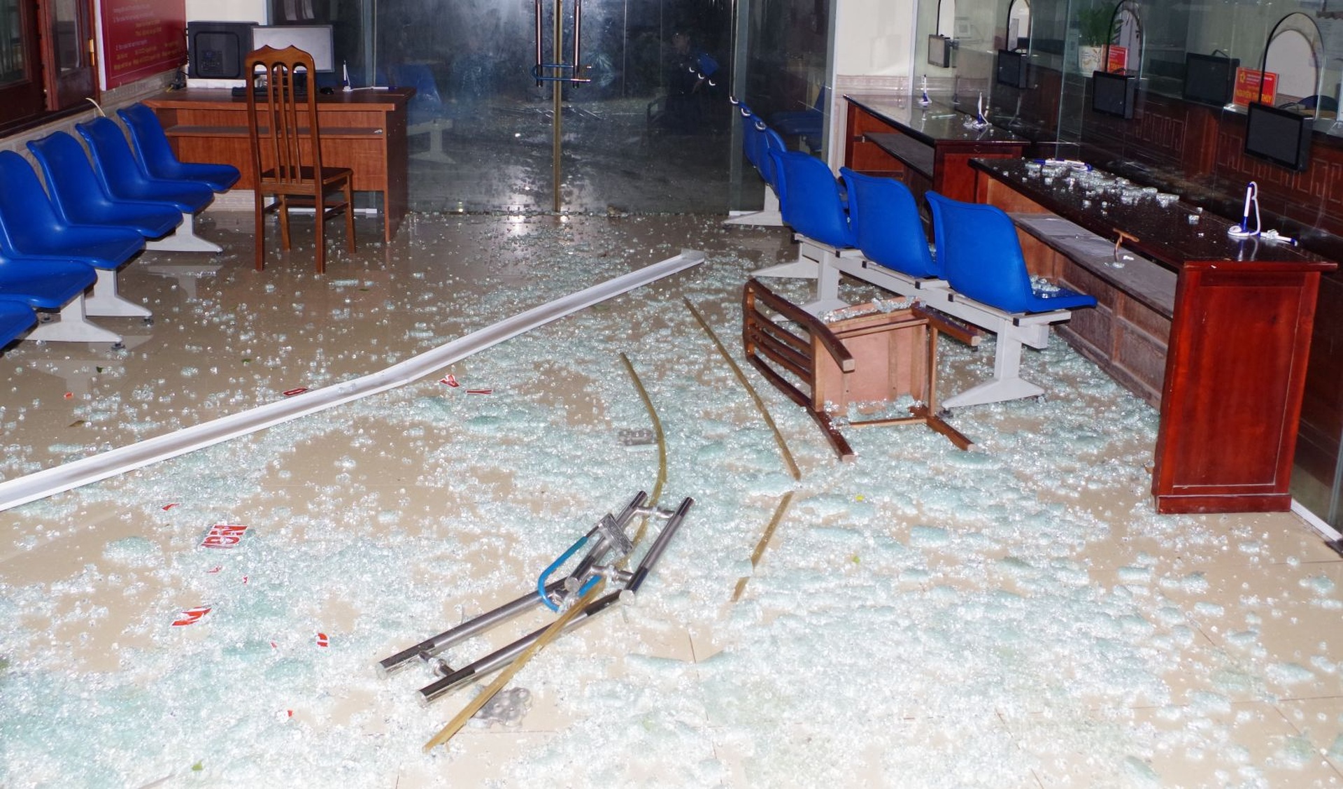 Giông lốc làm sập nhà, thổi bay mái và tường rào của người dân - 7 Giông lốc làm sập nhà, thổi bay mái và tường rào của người dân - 7