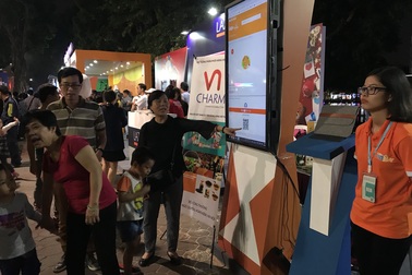 Online Friday: “Sốc” với iPhone XS Max, xe máy điện, tivi 50 inch giá 0 đồng