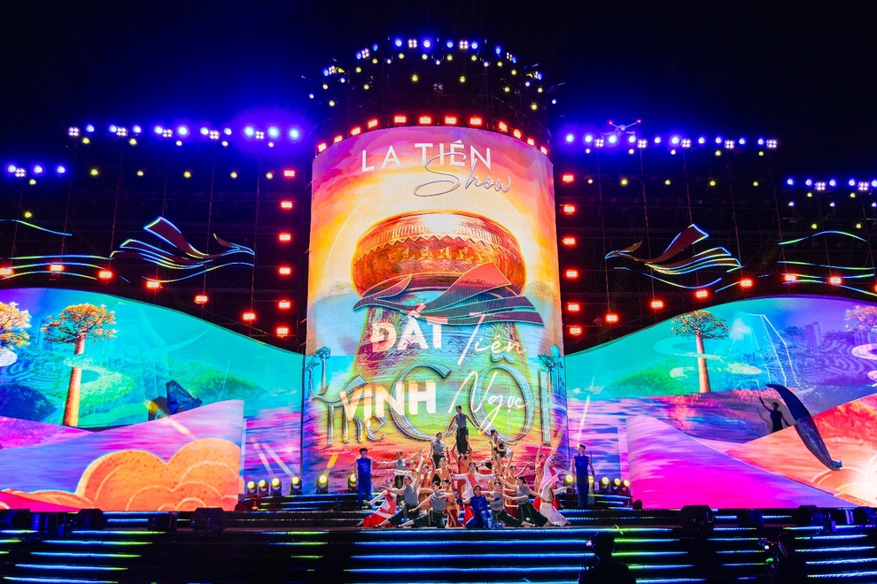 Hàng nghìn khán giả hòa trong không gian văn hóa nghệ thuật La Tiên Show - The Cội - 1 Hàng nghìn khán giả hòa trong không gian văn hóa nghệ thuật La Tiên Show - The Cội - 1