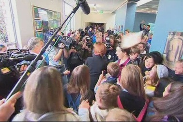 Thủ tướng Australia Julia Gillard bị ném bánh