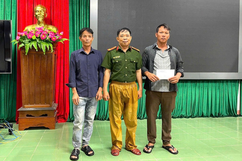 Tặng Bằng khen 3 người hùng cứu 7 ngư dân gặp nạn trên biển - 1 Tặng Bằng khen 3 người hùng cứu 7 ngư dân gặp nạn trên biển - 1