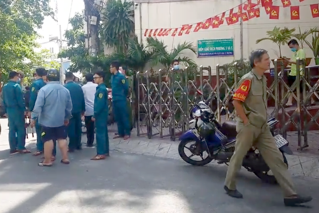 Điều tra vụ người đàn ông tử vong, nghi nhảy lầu trong sân UNBD phường - 1 Điều tra vụ người đàn ông tử vong, nghi nhảy lầu trong sân UNBD phường - 1
