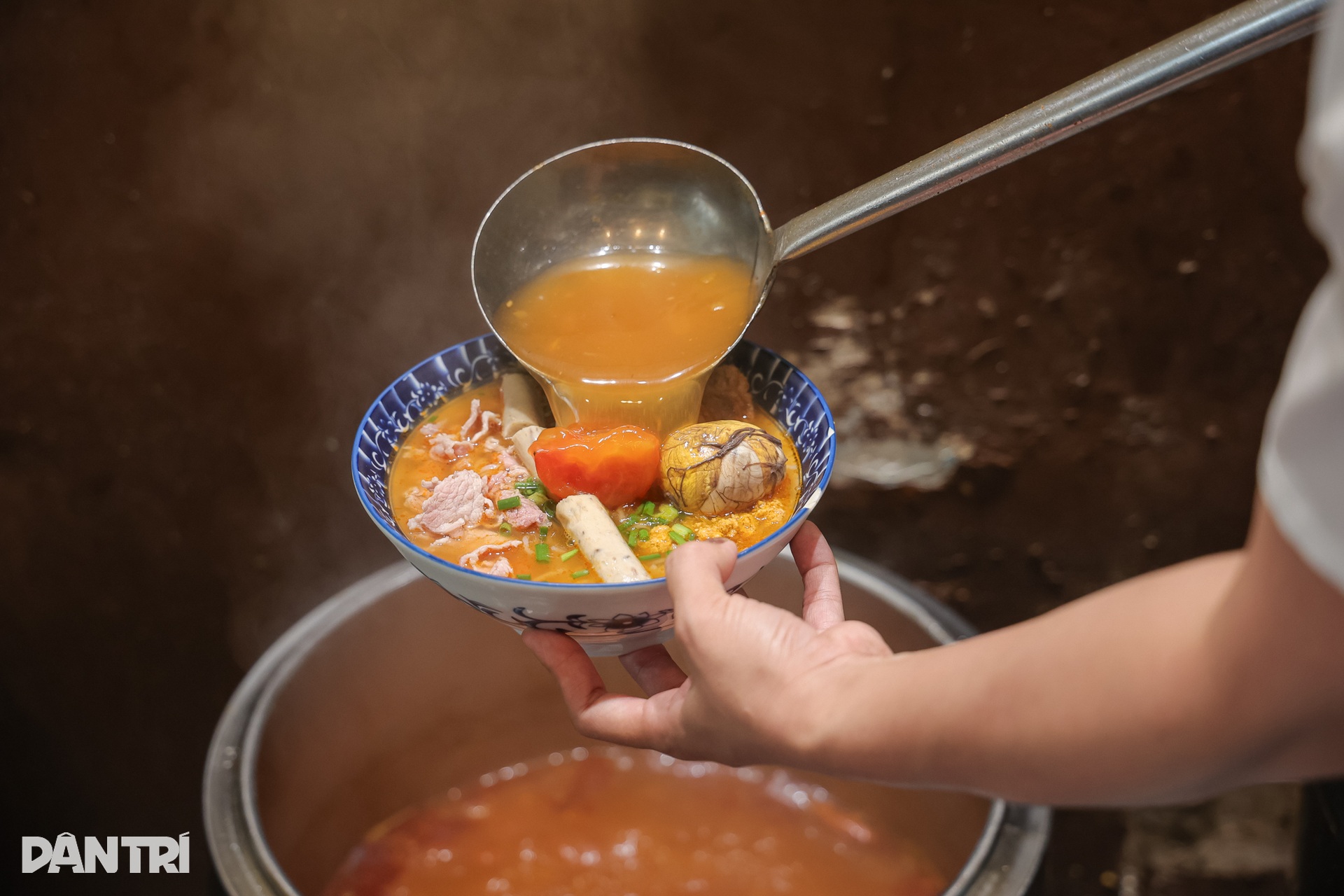 Lệ Quyên mê mẩn quán bún riêu Hà Nội, thường xuyên ghé mỗi dịp ra Bắc - 7