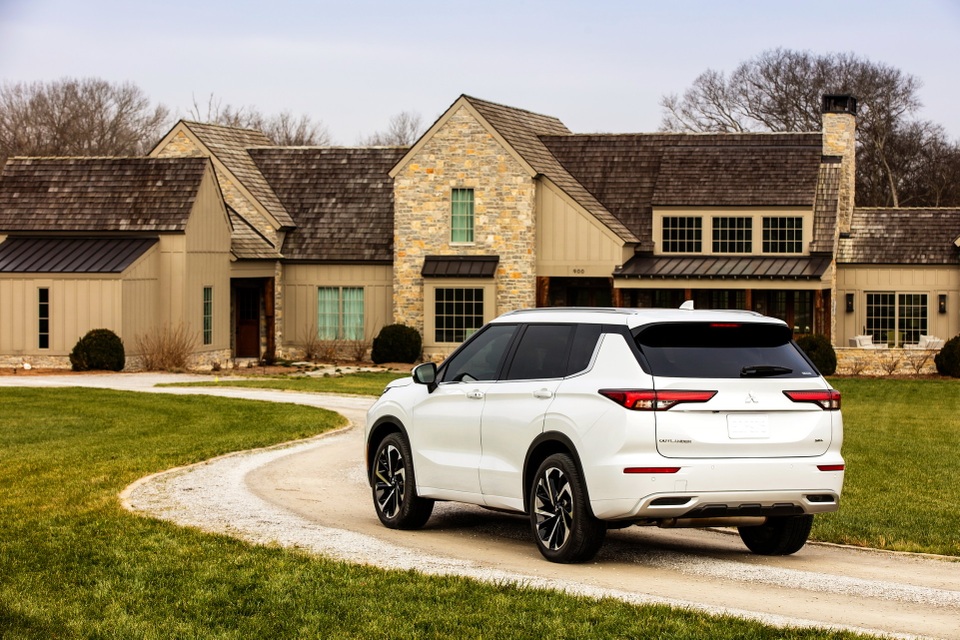 Mitsubishi Outlander 2022 ghi điểm về thiết kế, bị trừ điểm động cơ - 11 Mitsubishi Outlander 2022 ghi điểm về thiết kế, bị trừ điểm động cơ - 11