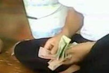 Cán bộ xã "sát phạt" nhau trên chiếu bạc