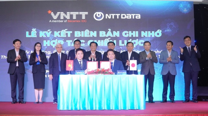 Đại diện Công ty VNTT và NTT DATA ký kết biên bản ghi nhớ hợp tác chiến lược phát triển trong thời gian tới.