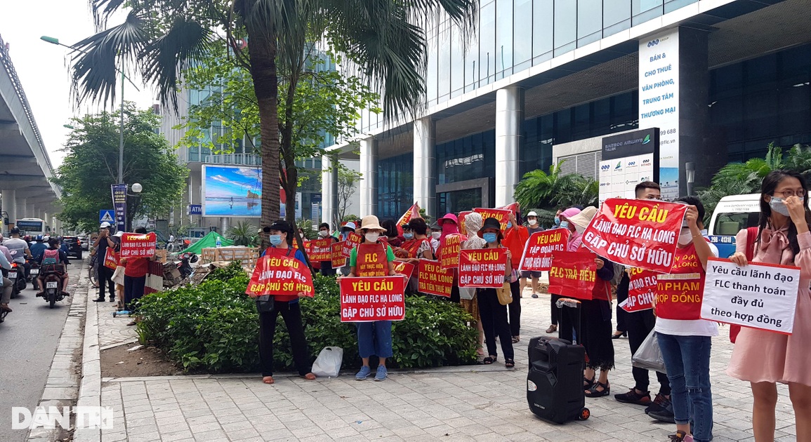 Chủ sở hữu condotel vây trụ sở FLC để đòi tiền - 1 Chủ sở hữu condotel vây trụ sở FLC để đòi tiền - 1