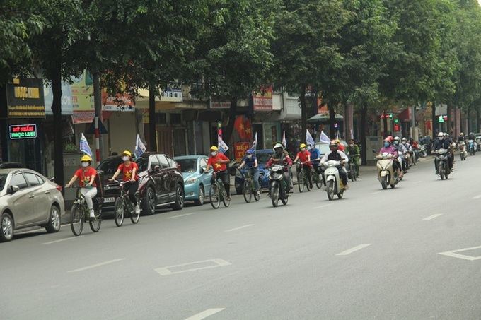 Hà Nội: Cơ quan chức năng bật nhạc Ghen Cô vi, đạp xe tuyên truyền phòng chống COVID-19 khắp đường phố - Ảnh 14. Hà Nội: Cơ quan chức năng bật nhạc Ghen Cô vi, đạp xe tuyên truyền phòng chống COVID-19 khắp đường phố - Ảnh 14.
