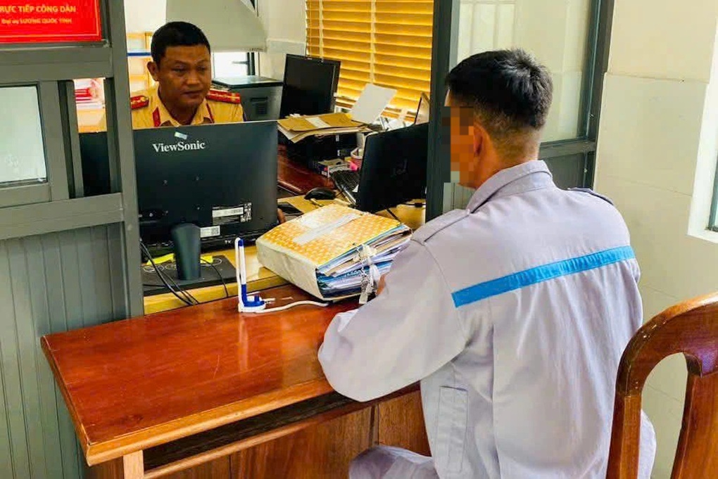 Bị phạt 9 triệu đồng vì lạng lách xe máy trước đầu xe tải - 2 Bị phạt 9 triệu đồng vì lạng lách xe máy trước đầu xe tải - 2