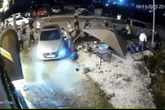 Vụ ô tô lao "điên loạn" vào đám đông không liên quan việc đốt pháo