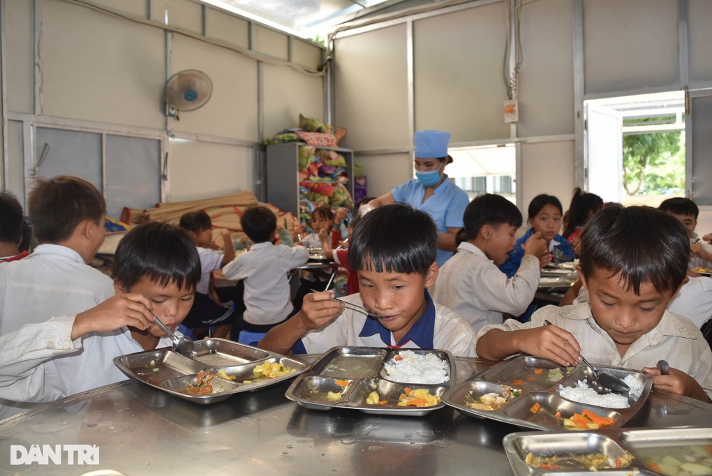 Hơn một triệu suất cơm miễn phí của cô giáo vùng cao - 4 Hơn một triệu suất cơm miễn phí của cô giáo vùng cao - 4