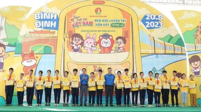 Đại diện Hội đồng Đội Trung ương và Tỉnh đoàn Bình Định trao quà tặng thiếu nhi tại Ngày hội.