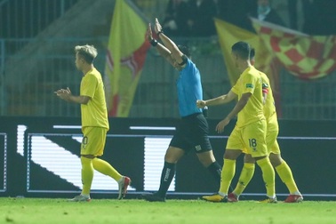 Sự cố hy hữu trọng tài "bẻ còi", HLV Chu Đình Nghiêm bức xúc