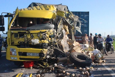 Xe tải bị "xé toạc" sau cú va chạm trực diện với container