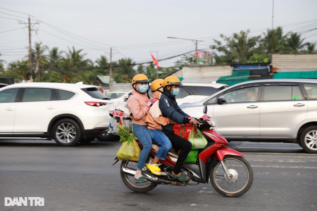 Người dân đổ xô về quê, cầu Rạch Miễu ùn ứ dài - 9 Người dân đổ xô về quê, cầu Rạch Miễu ùn ứ dài - 9