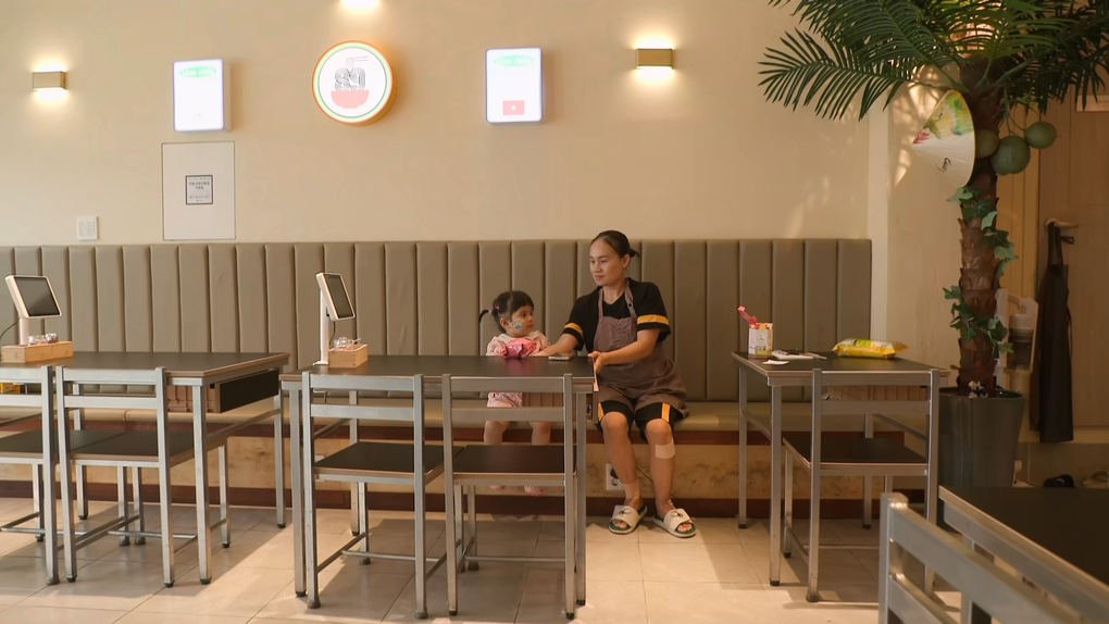 Nữ lao động Việt vật lộn với cuộc sống ở Hàn Quốc sau tai nạn gãy chân - 1 Nữ lao động Việt vật lộn với cuộc sống ở Hàn Quốc sau tai nạn gãy chân - 1