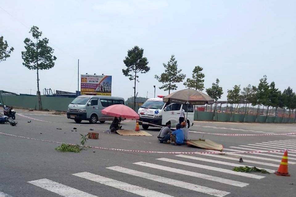 Đi ăn cơm trưa, hai công nhân bị xe tông chết thảm - 1 Đi ăn cơm trưa, hai công nhân bị xe tông chết thảm - 1