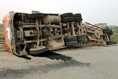 Hà Nội: Xe container “chổng vó” trên đường lên cầu