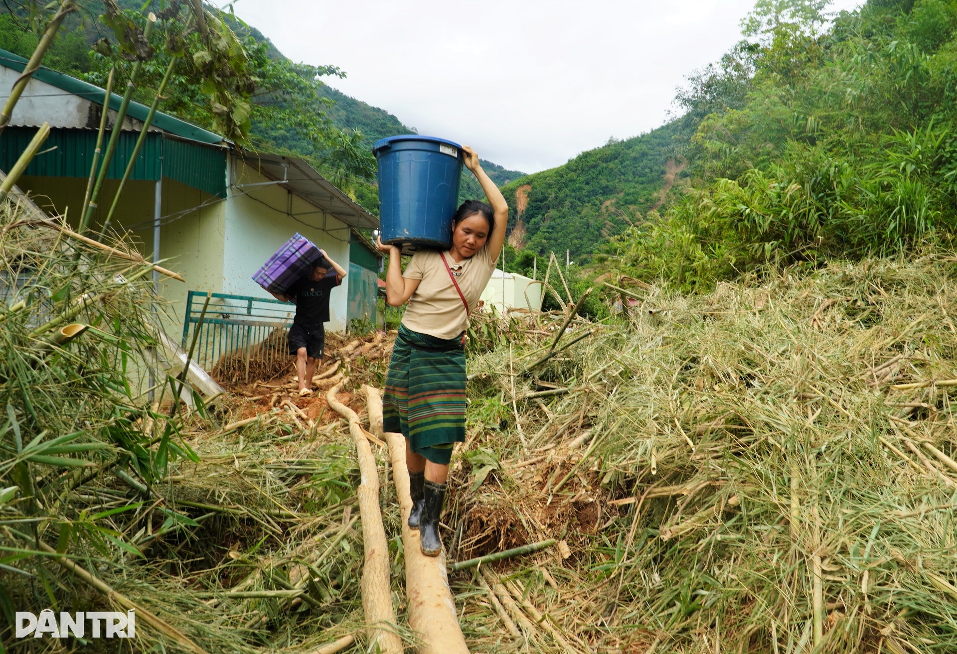 Hình ảnh mới nhất từ bản làng bị cô lập giữa núi rừng sau cơn lũ lịch sử - 10 Hình ảnh mới nhất từ bản làng bị cô lập giữa núi rừng sau cơn lũ lịch sử - 10