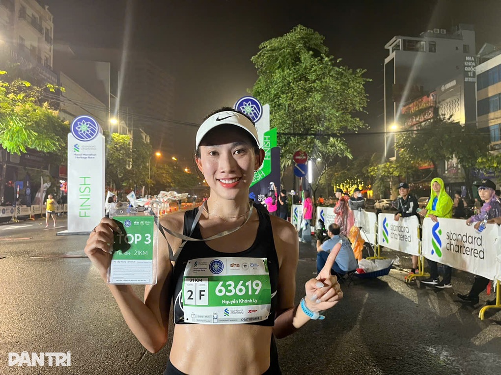 VĐV tranh tài sôi nổi ở giải chạy Standard Chartered Marathon Di sản Hà Nội - 8