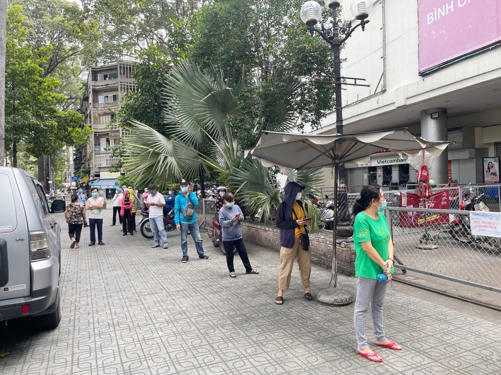 TPHCM: Người dân xếp hàng dài chờ mua thực phẩm, siêu thị không thiếu đồ - 11 TPHCM: Người dân xếp hàng dài chờ mua thực phẩm, siêu thị không thiếu đồ - 11