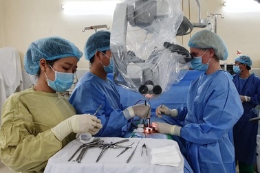 Chuyên gia Đức hỗ trợ Quân y Việt Nam phẫu thuật cột sống