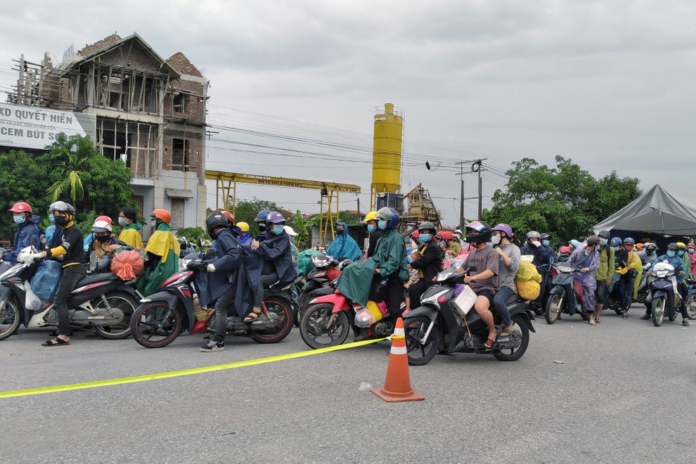 CSGT Hà Nội đón, dẫn đoàn cả nghìn người về quê như thế nào? - 1 CSGT Hà Nội đón, dẫn đoàn cả nghìn người về quê như thế nào? - 1