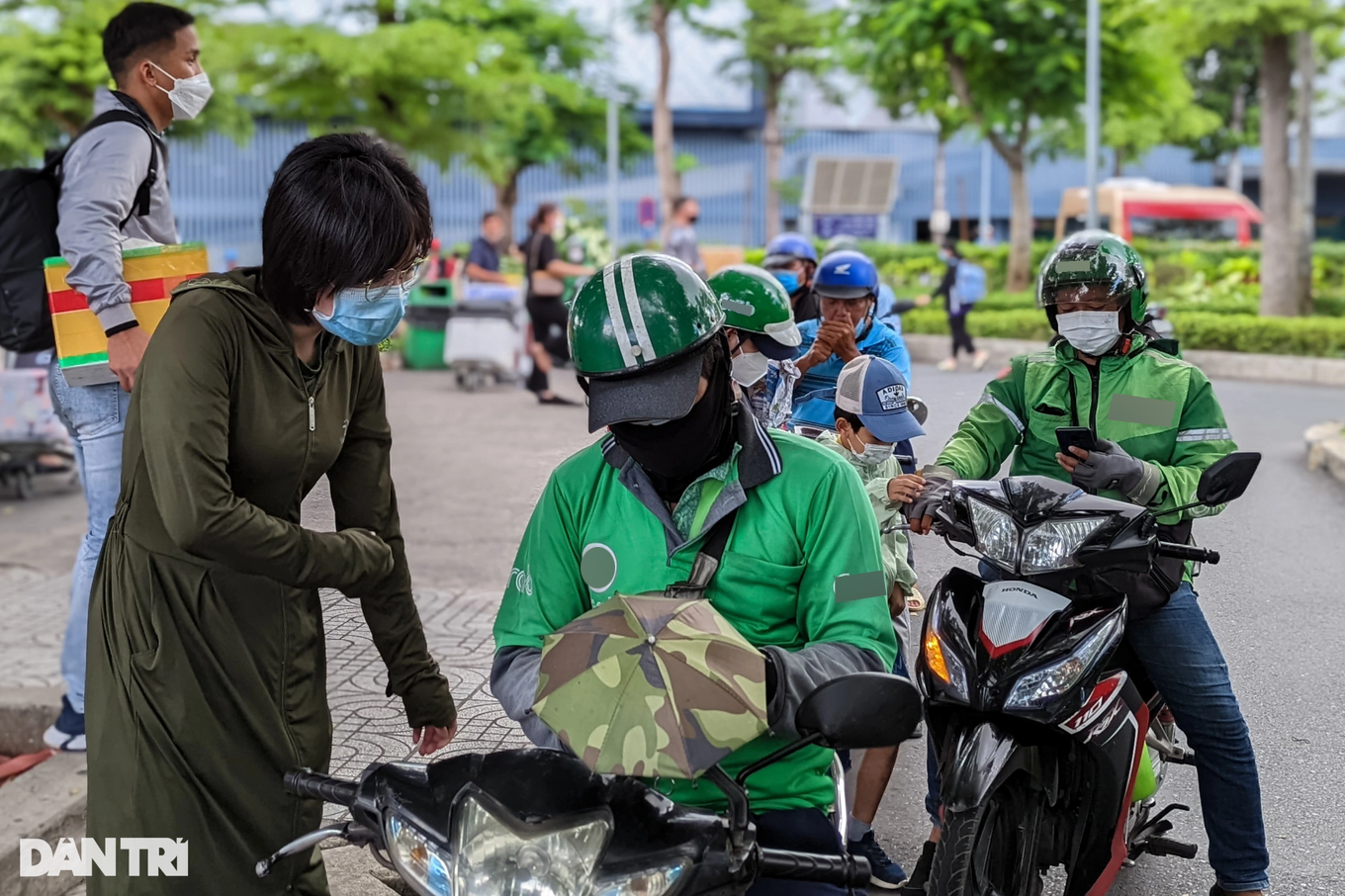 Thủ thuật của xe ôm công nghệ "dỏm" chặt chém hành khách ở Tân Sơn Nhất