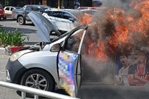 Hai vụ ô tô cháy dữ dội giữa trời nắng nóng gay gắt