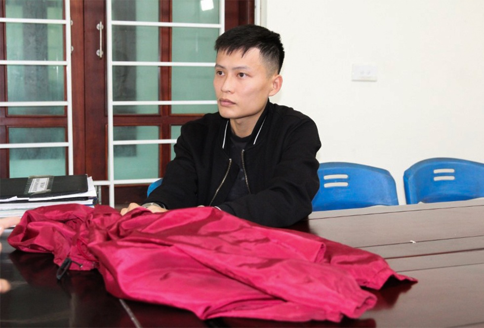 Phó giám đốc ung dung, bảnh bao lái Camry đi làm sau khi cướp ngân hàng