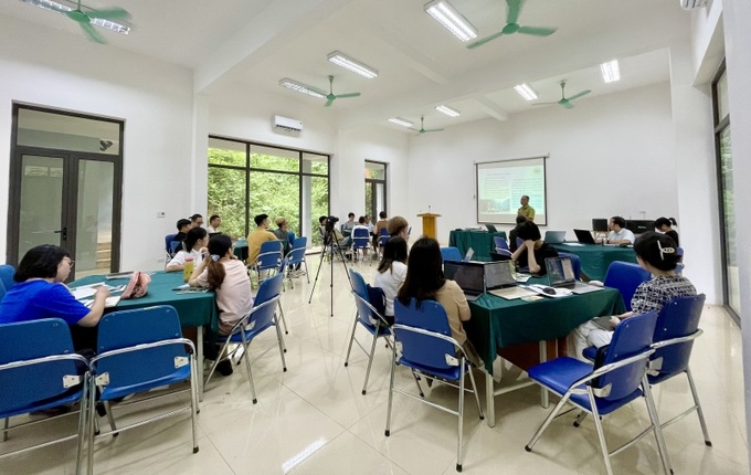 Ông Đỗ Hồng Hải – đại diện Vườn quốc gia Cúc Phương giới thiệu khái quát về Vườn quốc gia tới các nhà báo trẻ tham gia tập huấn.