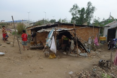 Cuộc sống bần hàn dưới cây cầu dây văng dài nhất ĐNA