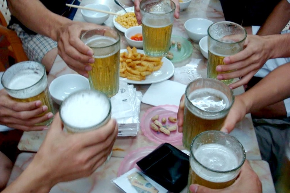 Tuyệt đối không sử dụng đồ uống có cồn trong giờ làm việc - 1 Tuyệt đối không sử dụng đồ uống có cồn trong giờ làm việc - 1